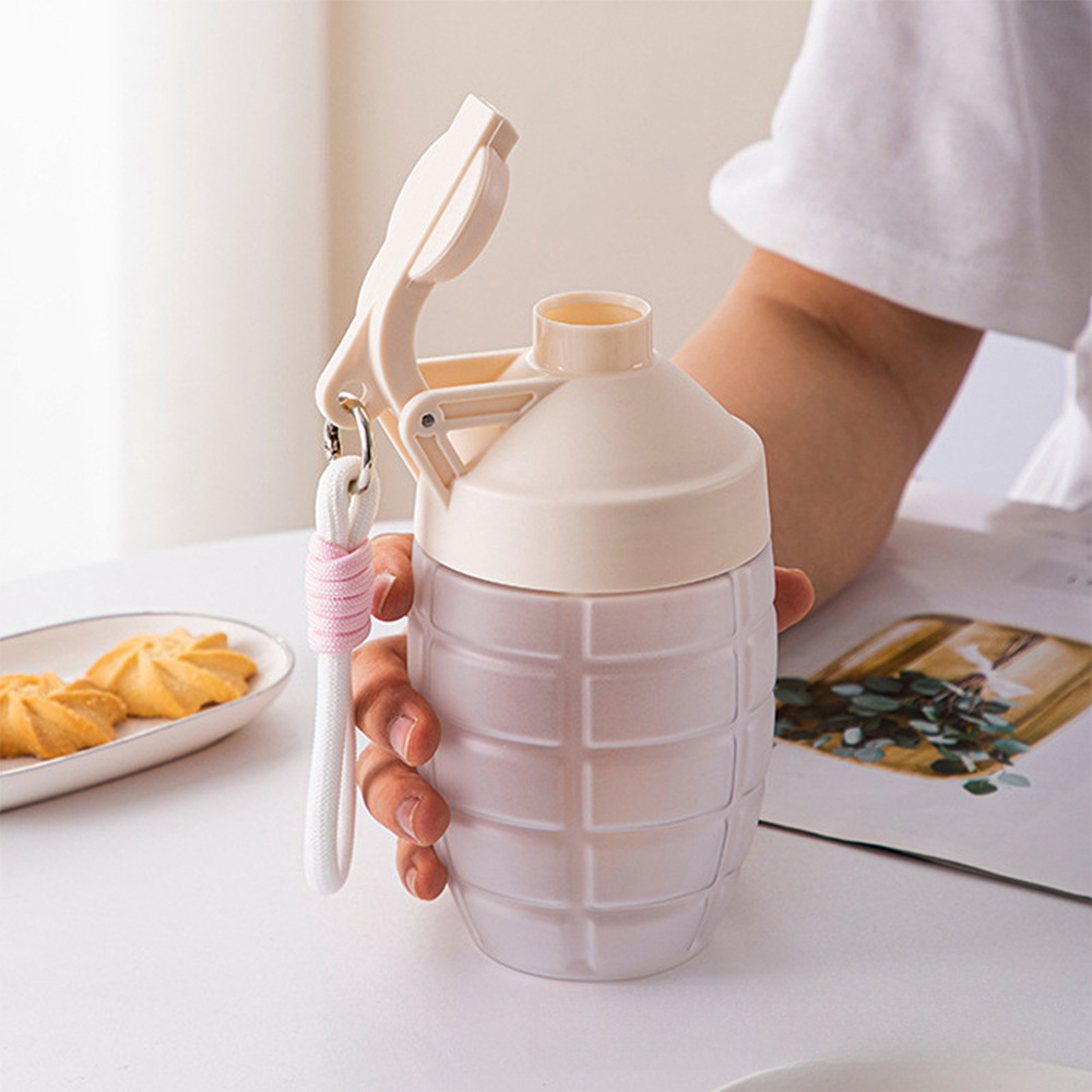 Fitness With Nutrition - 600ml大容量スポーツウォーターボトル、プロテインシェイクやフィットネス栄養混合用、漏れ防止蓋付きジムシェイカーカップ